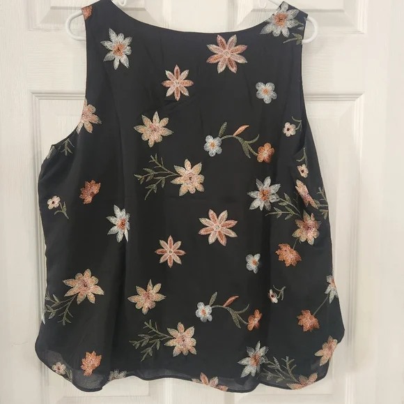 Chico's Black and Pink Sleeveless Blouse w/ Embroidered Flowers. Beautiful Top - Picture 3 of 9
